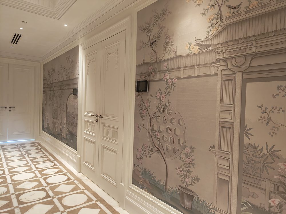 Corridor with hand-painted chinoiserie panelling